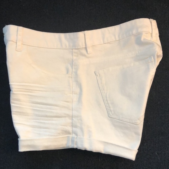 H&M‎ White Jean Shorts - Picture 3 of 5